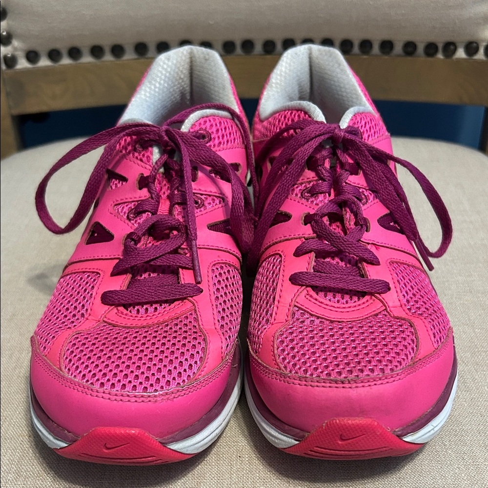 Nike Women's Dual Fusion Fuchsia Sneakers, Size 8.5